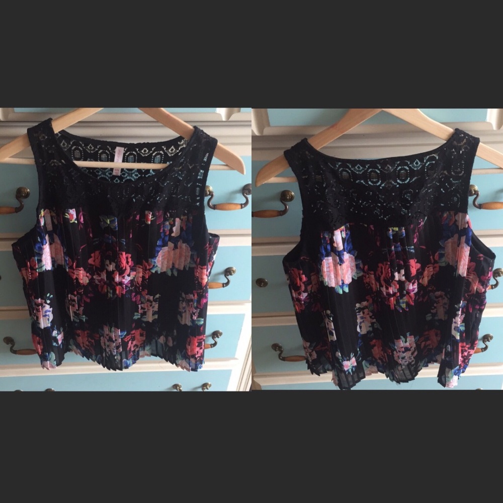 SOLD! Black floral sleeveless blouse